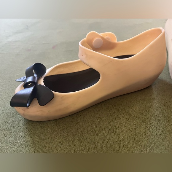 Girls Mini Mini brand tan flats with black bows - Picture 3 of 9